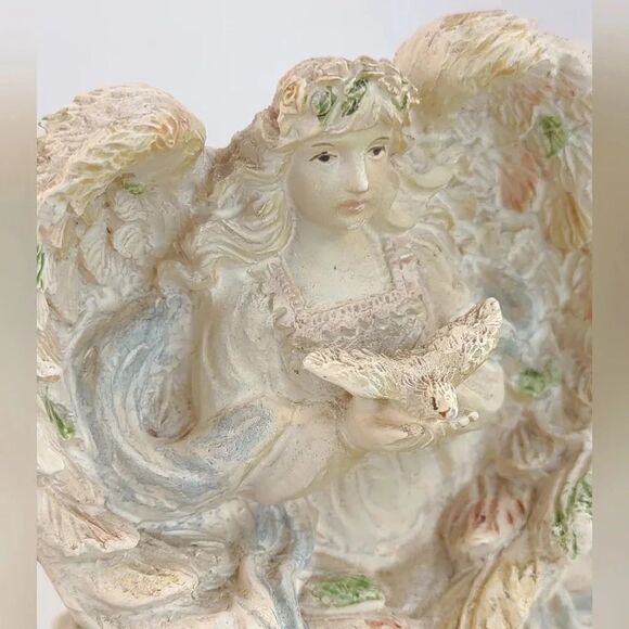 Angel Figurine in Rose Garden Resin - Picture 8 of 15